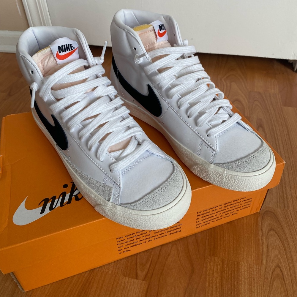 Woman’s Nike Blazers Mid size 8 never worn